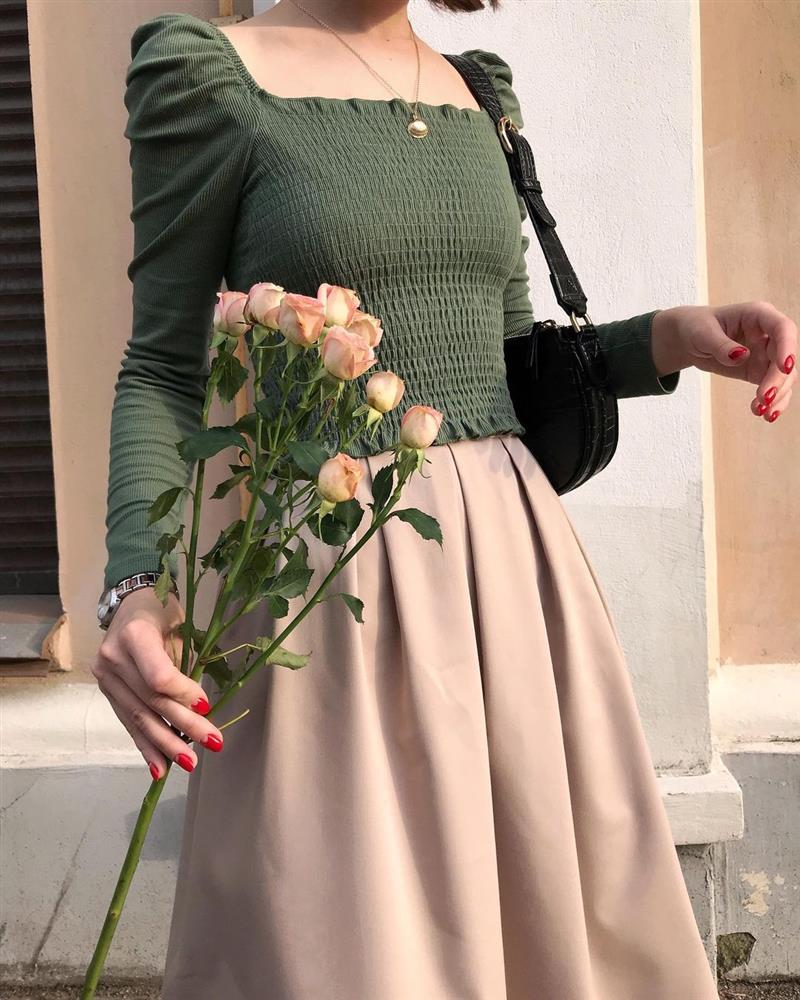 4 tips mặc đẹp tôn dáng từ cô nàng người Nga cao 1m50: Chỉ cần vài món chủ chốt là đủ cân hết các style-1