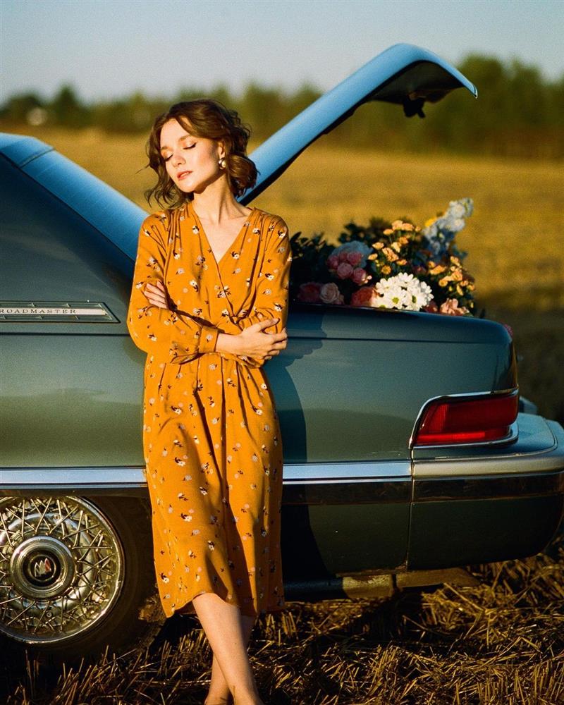 4 tips mặc đẹp tôn dáng từ cô nàng người Nga cao 1m50: Chỉ cần vài món chủ chốt là đủ cân hết các style-12