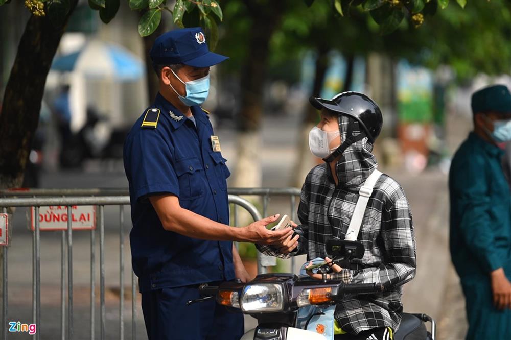 Nhiều chốt kiểm soát Covid-19 ở Hà Nội bị ùn ứ-6