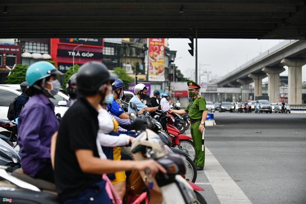 Nhiều chốt kiểm soát Covid-19 ở Hà Nội bị ùn ứ-14