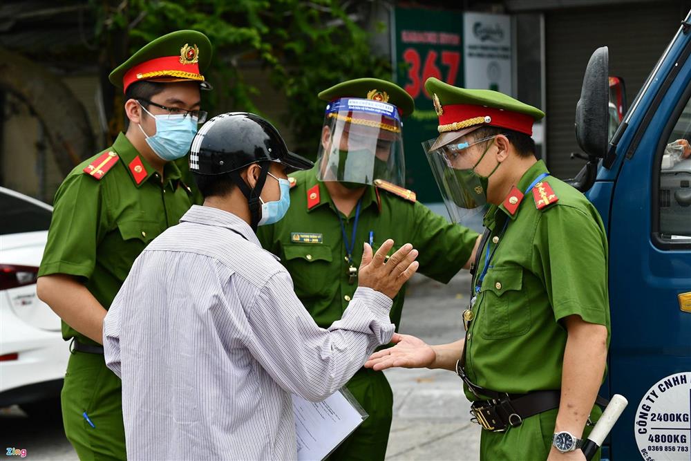 Nhiều chốt kiểm soát Covid-19 ở Hà Nội bị ùn ứ-16