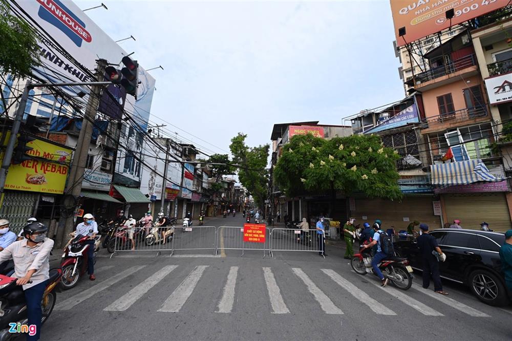 Nhiều chốt kiểm soát Covid-19 ở Hà Nội bị ùn ứ-9