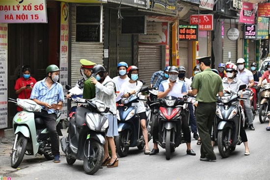 Nhiều chốt kiểm soát Covid-19 ở Hà Nội bị ùn ứ