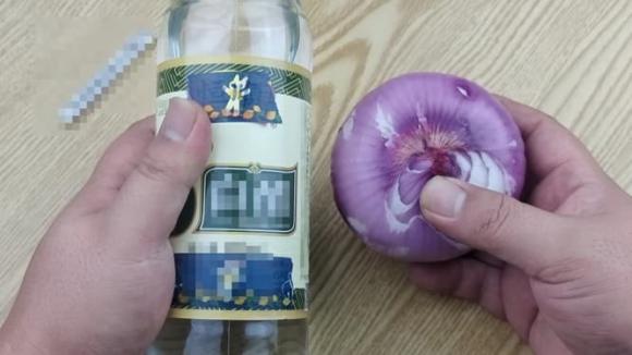 Hành tây ngâm giấm trắng, không ngờ nó lại có công dụng mạnh mẽ, giải quyết được nỗi lo của nhiều người, đơn giản và thiết thực-1