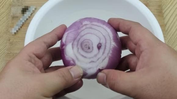 Hành tây ngâm giấm trắng, không ngờ nó lại có công dụng mạnh mẽ, giải quyết được nỗi lo của nhiều người, đơn giản và thiết thực-2