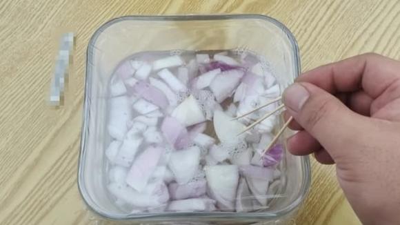 Hành tây ngâm giấm trắng, không ngờ nó lại có công dụng mạnh mẽ, giải quyết được nỗi lo của nhiều người, đơn giản và thiết thực-5