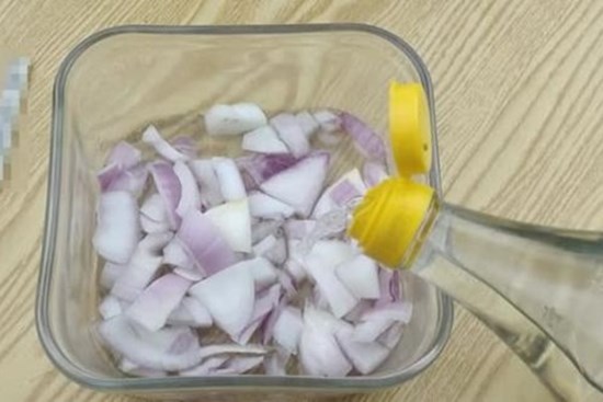 Hành tây ngâm giấm trắng, không ngờ nó lại có công dụng mạnh mẽ, giải quyết được nỗi lo của nhiều người, đơn giản và thiết thực