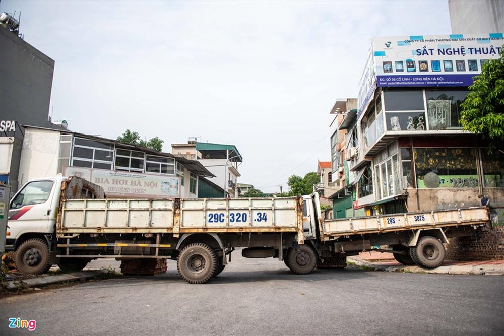 Dùng xe tải, gạch và thùng container làm chốt phong tỏa ở Hà Nội-1