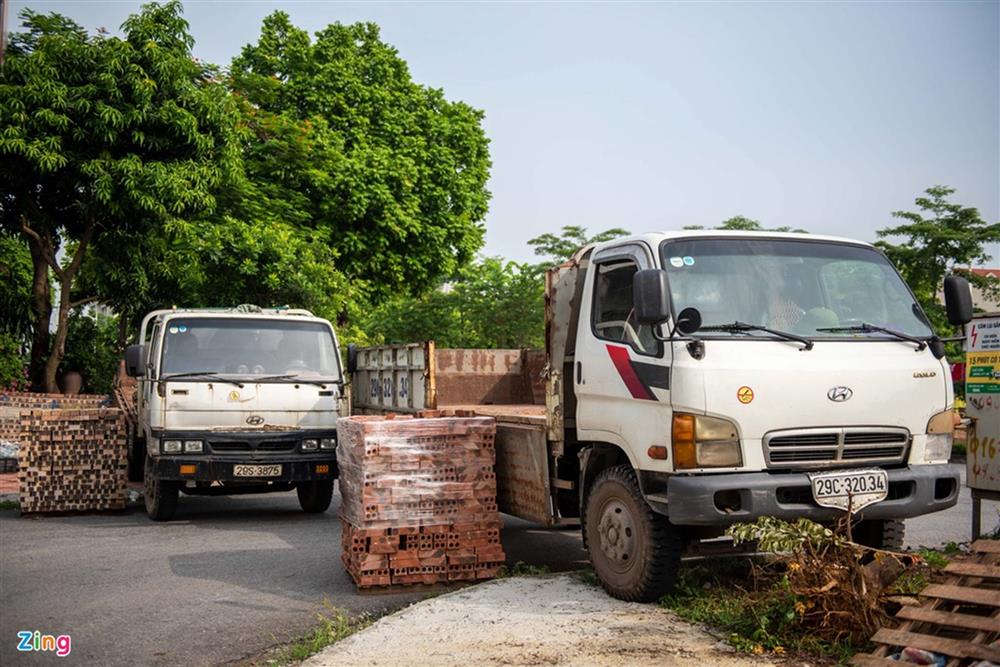 Dùng xe tải, gạch và thùng container làm chốt phong tỏa ở Hà Nội-2