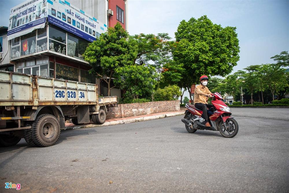 Dùng xe tải, gạch và thùng container làm chốt phong tỏa ở Hà Nội-3