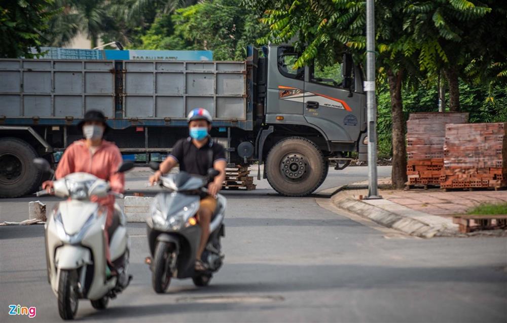 Dùng xe tải, gạch và thùng container làm chốt phong tỏa ở Hà Nội-4