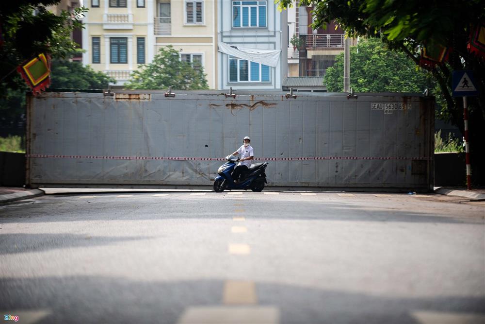 Dùng xe tải, gạch và thùng container làm chốt phong tỏa ở Hà Nội-8