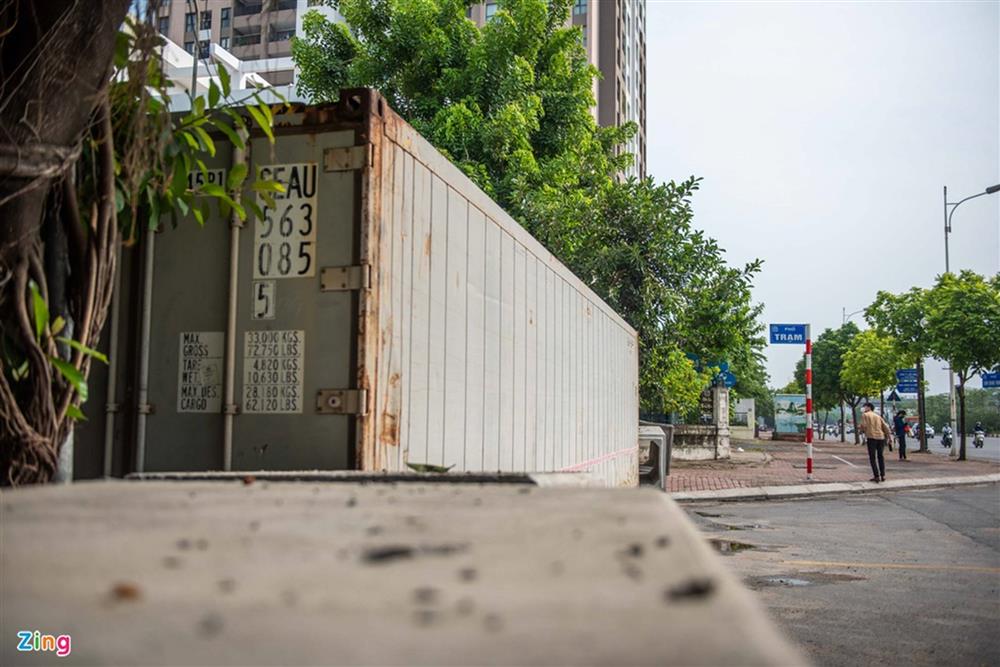 Dùng xe tải, gạch và thùng container làm chốt phong tỏa ở Hà Nội-9