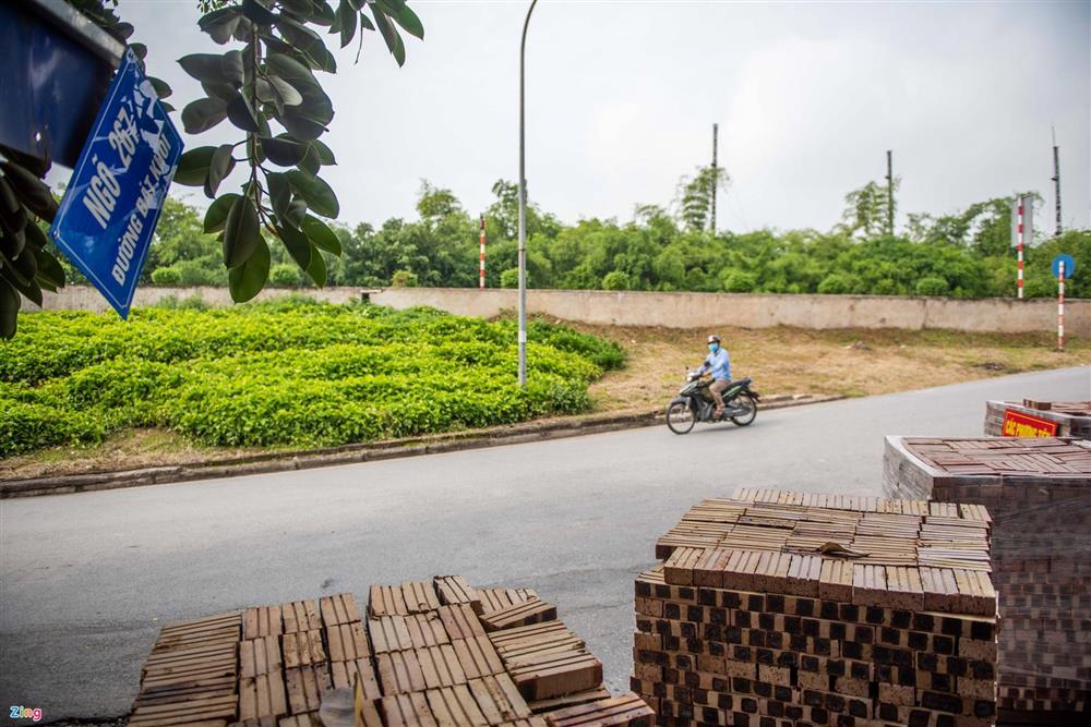 Dùng xe tải, gạch và thùng container làm chốt phong tỏa ở Hà Nội-11