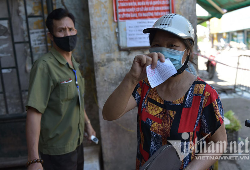 Nhận thẻ đi chợ, dân Hà Nội phân công, canh giờ mua mớ rau, con cá-3