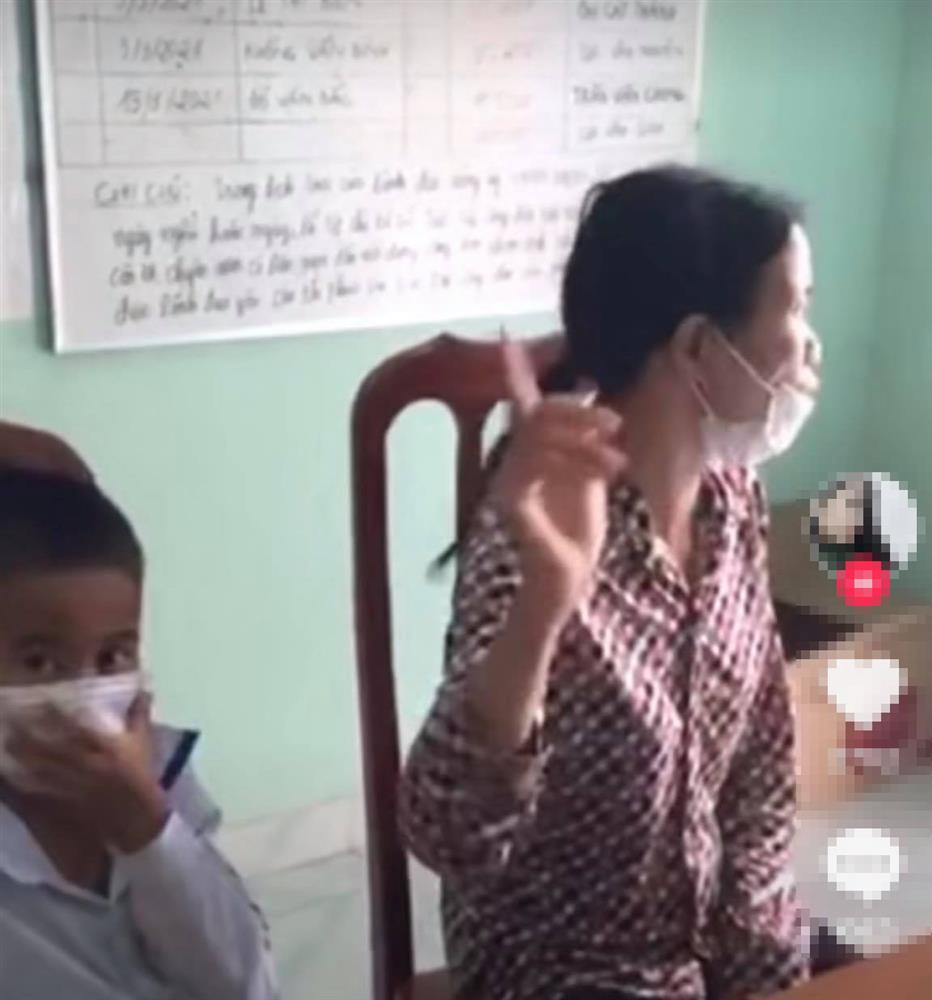 Xôn xao clip bà ngoại không cho cháu trai 7 tuổi mồ côi mẹ nhập hộ khẩu: Cháu nội tôi cho nhập, cháu ngoại tôi không cho-1