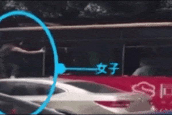 Tài xế ném rìu vào thẳng kính lái xe đối thủ sau va chạm giao thông-1