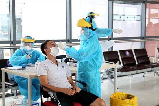 KHẨN: Hà Nội tìm người từng đến cây xăng gần chợ đầu mối phía Nam liên quan nhân viên mắc Covid-19