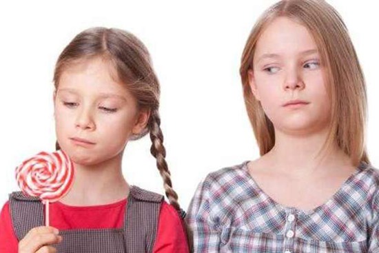 Đứa trẻ hay ghen tị và thích so sánh khiến quá trình trưởng thành bị cản trở, cha mẹ nên làm gì?