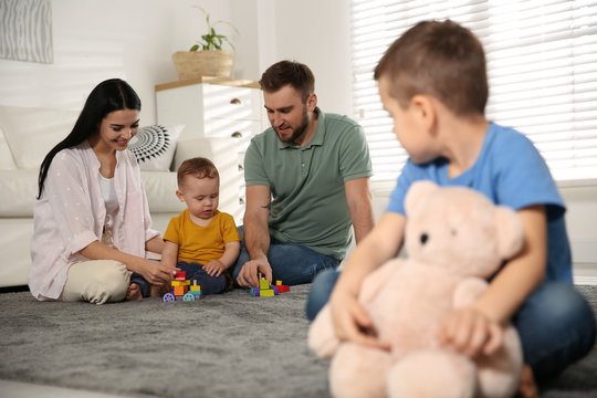 Đứa trẻ hay ghen tị và thích so sánh khiến quá trình trưởng thành bị cản trở, cha mẹ nên làm gì?-2