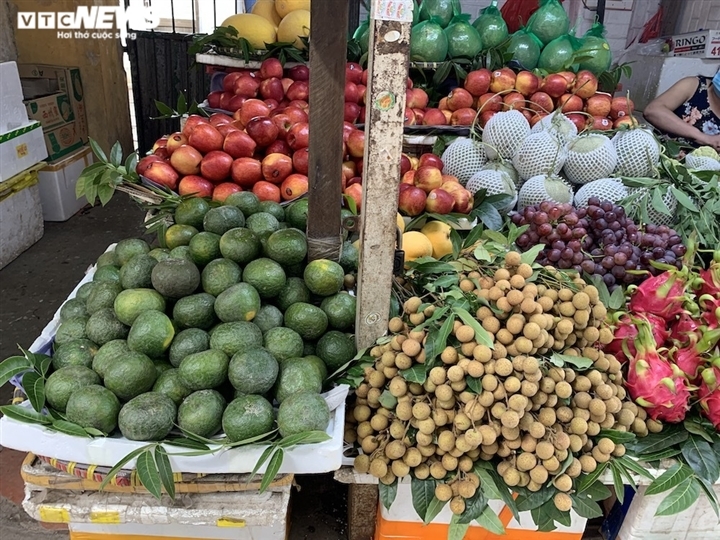 Hoa quả tươi đắt khách, cam tăng tới chục giá ở nhiều chợ Hà Nội-9