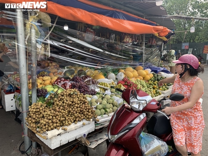 Hoa quả tươi đắt khách, cam tăng tới chục giá ở nhiều chợ Hà Nội-7