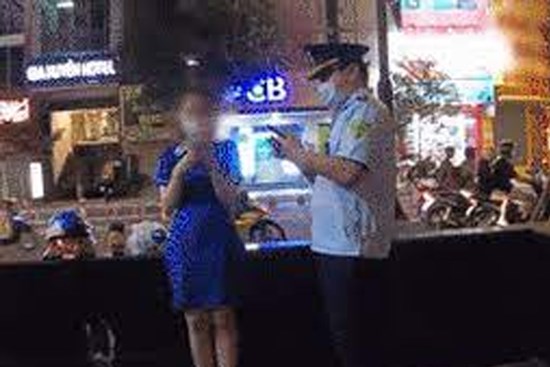 Clip: Ra công viên tâm sự giữa dịch Covid-19, nam thanh niên bỏ chạy khi gặp công an, để lại bạn gái bơ vơ