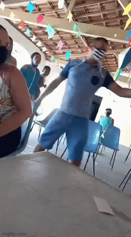 Đi tiêm vắc xin Covid-19, vợ choáng váng thấy chồng ngoại tình tại nơi tiêm chủng, thái độ kẻ thứ 3 bị chỉ trích dữ dội-1