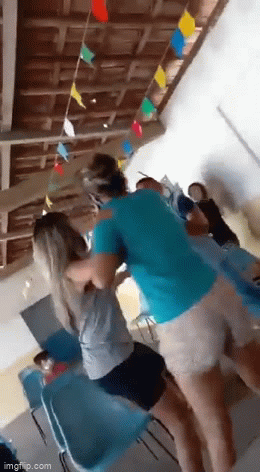 Đi tiêm vắc xin Covid-19, vợ choáng váng thấy chồng ngoại tình tại nơi tiêm chủng, thái độ kẻ thứ 3 bị chỉ trích dữ dội-2