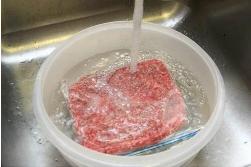 Mách mẹ các cách rã đông thịt cá nhanh gọn, không sợ mất chất, nhạt thịt-1