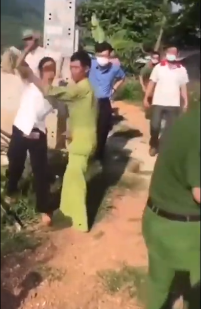 Vụ bà ngoại không cho cháu nhập hộ khẩu: Bỏ mặc cháu ở ủy ban xã suốt 2 ngày, công an tới thuyết phục thì cầm gạch tấn công-3