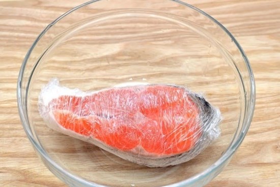 Mách mẹ các cách rã đông thịt cá nhanh gọn, không sợ mất chất, nhạt thịt