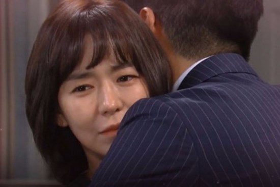 Sinh nhật vợ, chồng nói đi công tác tỉnh khác không về được nhưng xe anh lại bị nhìn thấy ngay gần nhà, vợ giấu mặt khóc nghẹn