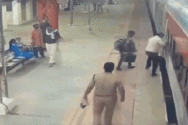 Nghẹt thở cứu người đàn ông bị kéo lê khi cố nhảy lên đoàn tàu đang chạy