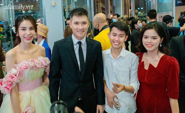 Chàng trai của Ẩm Thực Mẹ Làm đón thành viên mới: Phụ huynh mặc trang phục kỳ lạ chụp ảnh cưới và lời khuyên từ mẹ để hôn nhân hạnh phúc-10