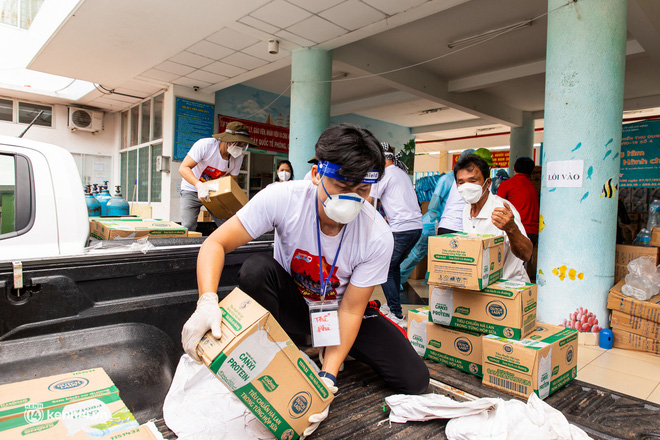 Sân khấu đặc biệt: Nơi ca sĩ Phương Thanh và các nghệ sĩ biểu diễn cho 4.000 F0 tại bệnh viện dã chiến-2