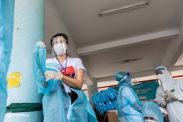 Sân khấu đặc biệt: Nơi ca sĩ Phương Thanh và các nghệ sĩ biểu diễn cho 4.000 F0 tại bệnh viện dã chiến-4