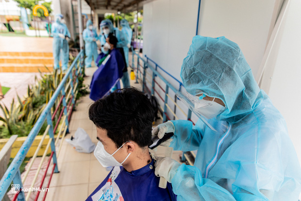 Sân khấu đặc biệt: Nơi ca sĩ Phương Thanh và các nghệ sĩ biểu diễn cho 4.000 F0 tại bệnh viện dã chiến-6