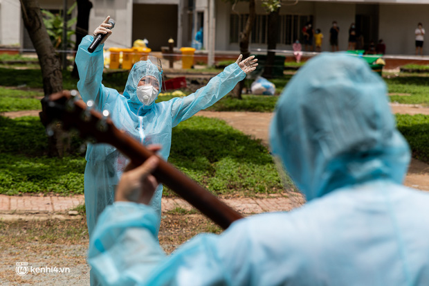 Sân khấu đặc biệt: Nơi ca sĩ Phương Thanh và các nghệ sĩ biểu diễn cho 4.000 F0 tại bệnh viện dã chiến-19