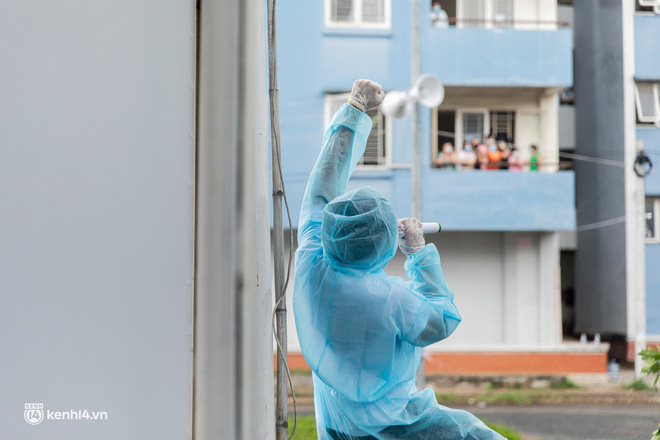 Sân khấu đặc biệt: Nơi ca sĩ Phương Thanh và các nghệ sĩ biểu diễn cho 4.000 F0 tại bệnh viện dã chiến-11