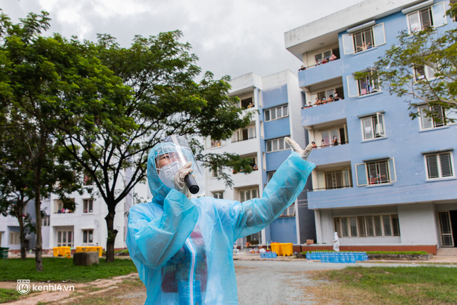 Sân khấu đặc biệt: Nơi ca sĩ Phương Thanh và các nghệ sĩ biểu diễn cho 4.000 F0 tại bệnh viện dã chiến-13