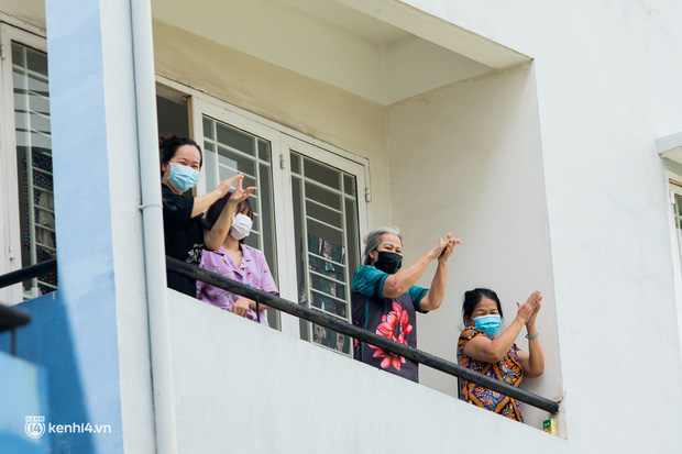 Sân khấu đặc biệt: Nơi ca sĩ Phương Thanh và các nghệ sĩ biểu diễn cho 4.000 F0 tại bệnh viện dã chiến-21