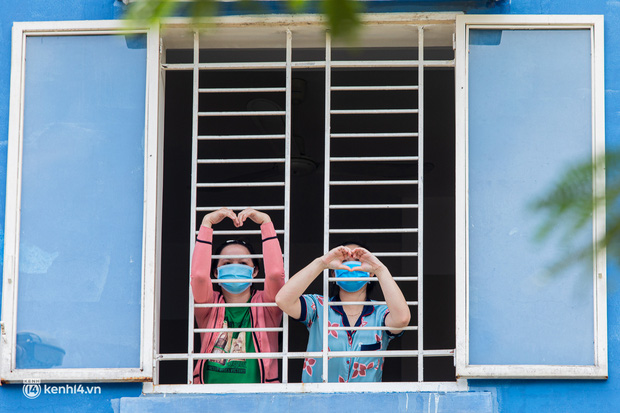 Sân khấu đặc biệt: Nơi ca sĩ Phương Thanh và các nghệ sĩ biểu diễn cho 4.000 F0 tại bệnh viện dã chiến-22