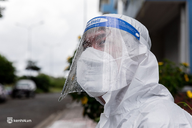 Sân khấu đặc biệt: Nơi ca sĩ Phương Thanh và các nghệ sĩ biểu diễn cho 4.000 F0 tại bệnh viện dã chiến-24