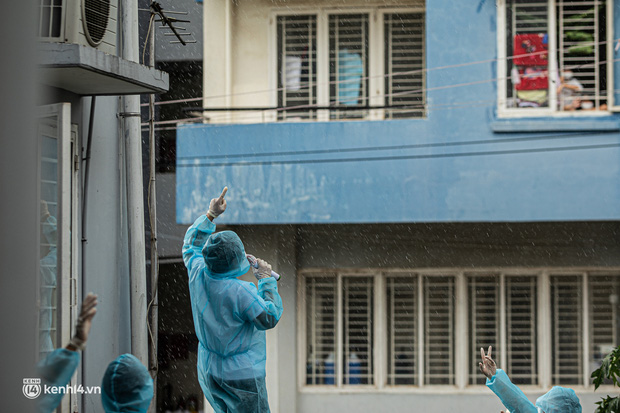 Sân khấu đặc biệt: Nơi ca sĩ Phương Thanh và các nghệ sĩ biểu diễn cho 4.000 F0 tại bệnh viện dã chiến-25