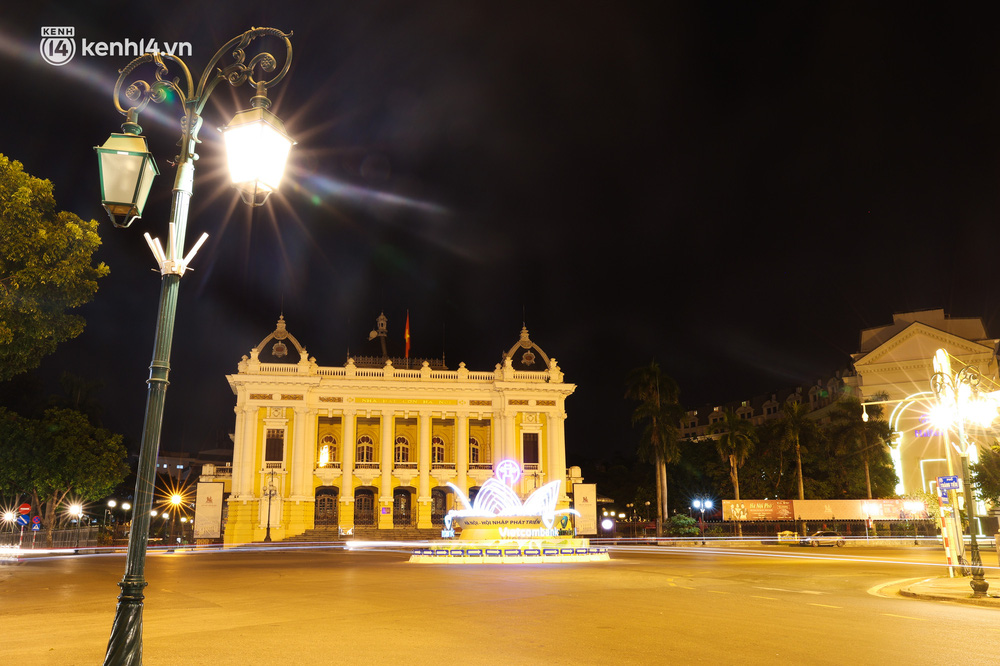 Ảnh: Đêm Hà Nội vắng hơn Tết, đường phố không một bóng người trong những ngày giãn cách xã hội-11