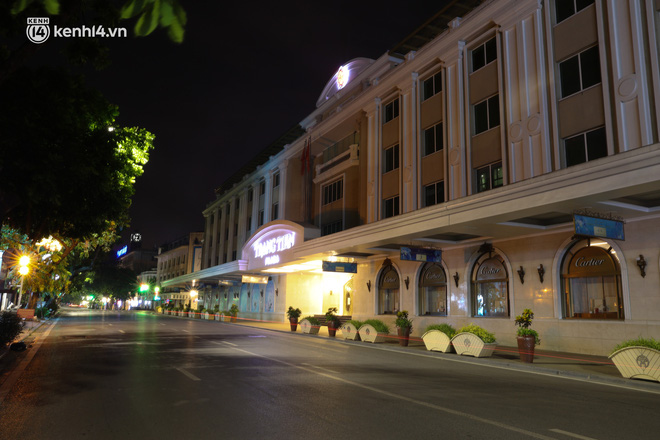 Ảnh: Đêm Hà Nội vắng hơn Tết, đường phố không một bóng người trong những ngày giãn cách xã hội-13