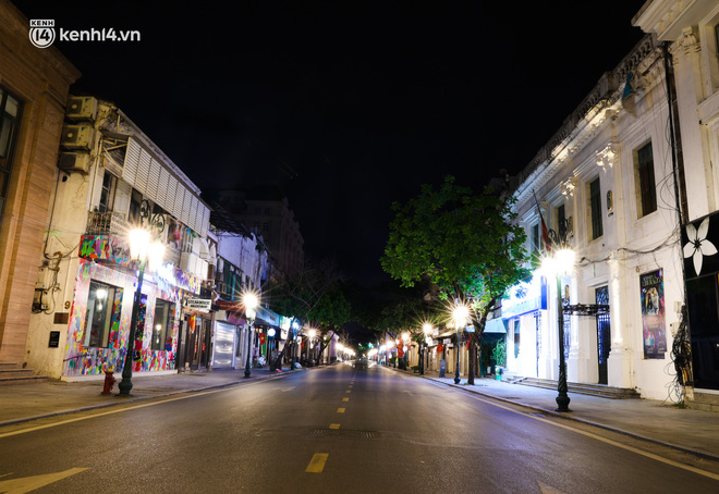 Ảnh: Đêm Hà Nội vắng hơn Tết, đường phố không một bóng người trong những ngày giãn cách xã hội-14