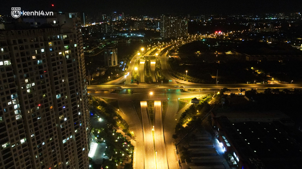 Ảnh: Đêm Hà Nội vắng hơn Tết, đường phố không một bóng người trong những ngày giãn cách xã hội-4