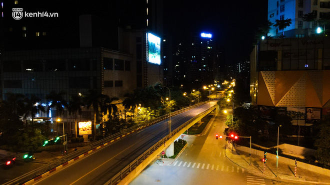 Ảnh: Đêm Hà Nội vắng hơn Tết, đường phố không một bóng người trong những ngày giãn cách xã hội-6